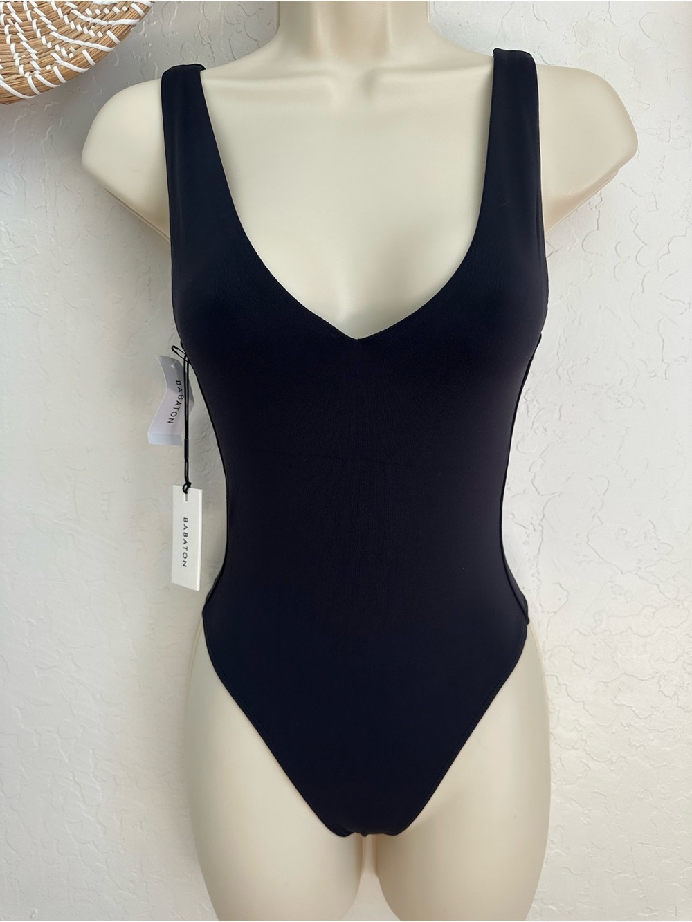 Aritzia Babaton Contour V-Neck Black Thong Bodysuit. Size XS